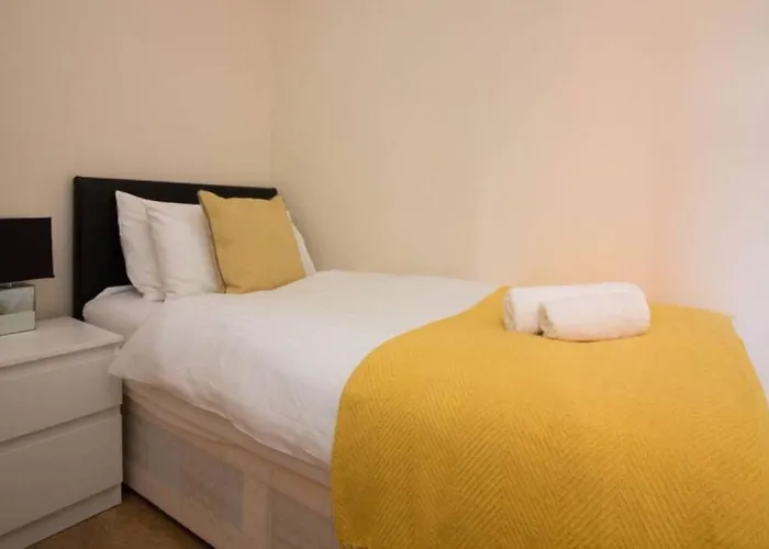 Stayzo Penthouse Accommodation 1- Premier Lodge